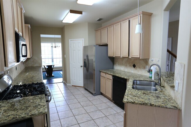 Foto del edificio - 3327 Summerwood Ln