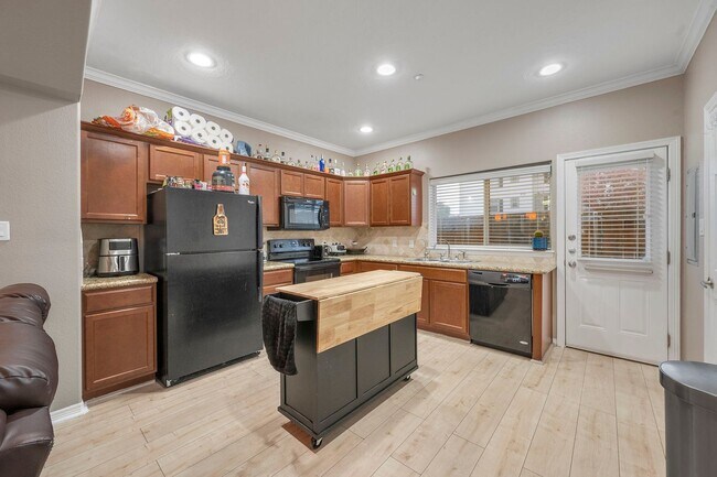 Foto del edificio - August 2026 Pre-Lease 4 bed Lakeridge - NO CARPET!