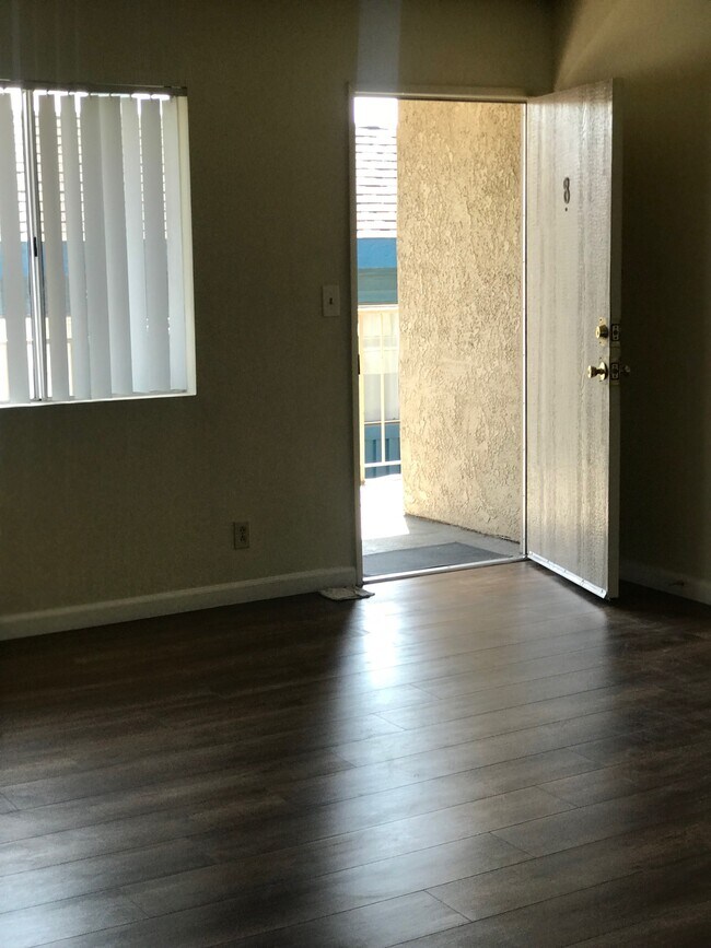 livingroom - 452 W Windsor Rd