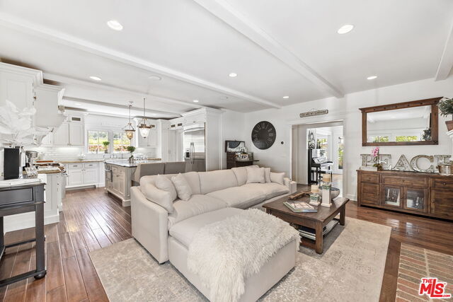 Foto del edificio - 2210 N Beverly Glen Pl