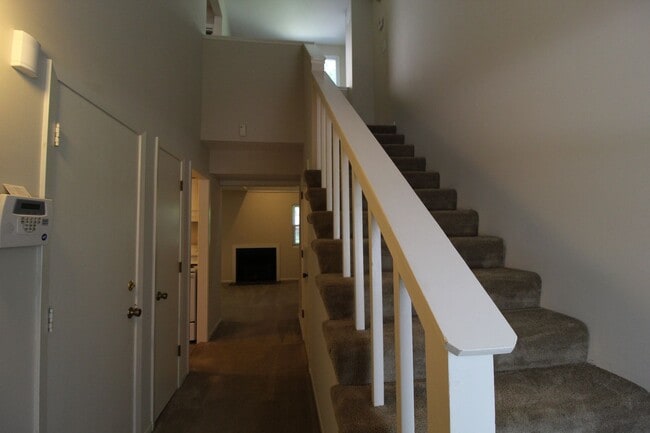 Building Photo - 2 Bedroom 1 Bath Duplex in the Westport Area