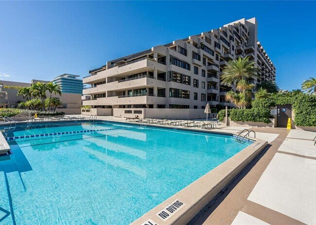 Foto del edificio - 121 Crandon Blvd