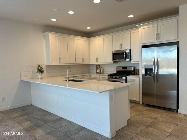 Building Photo - 17057 W Echo Ln