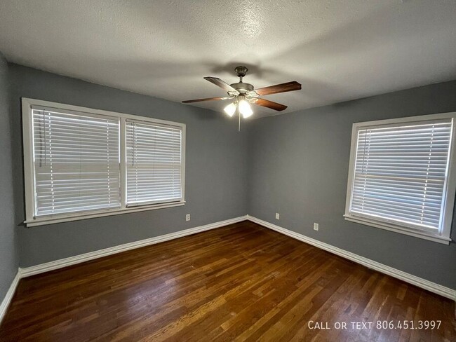 Building Photo - Cute 2/1 with hardwood floors and large ba...