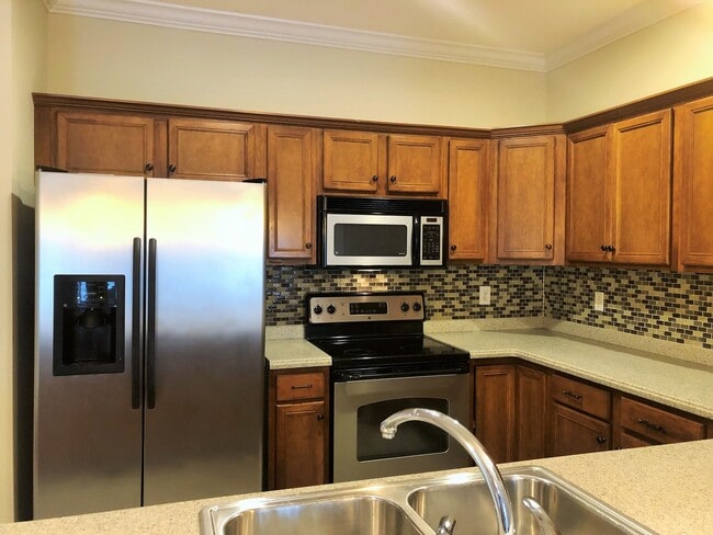 Foto del edificio - GORGEOUS 3 BEDROOM AND 2 BATH CONDO LOCATED IN PEMMBROOKE PLACE!!