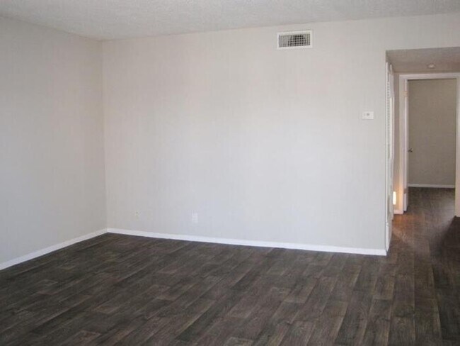 Foto del edificio - 2211 W N Loop Blvd