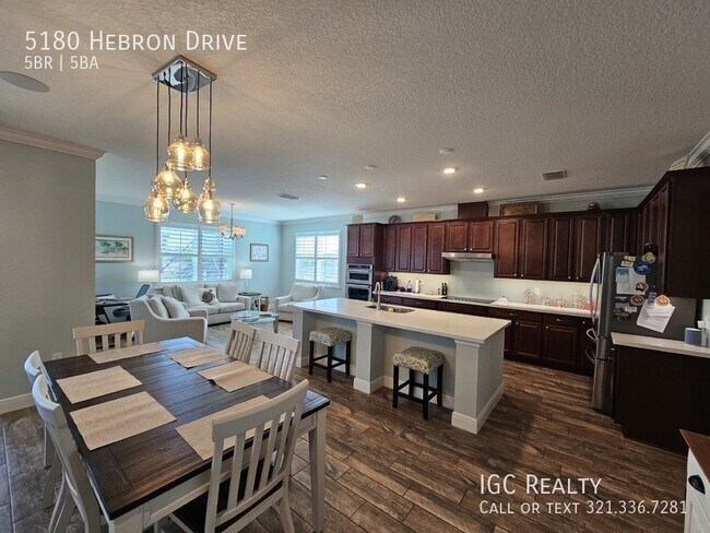 Foto del edificio - Luxury Lakefront Living with  Movie Room i...