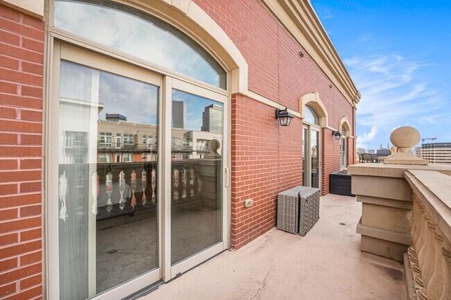 Foto del edificio - Gorgeous Uptown condo with amazing city views