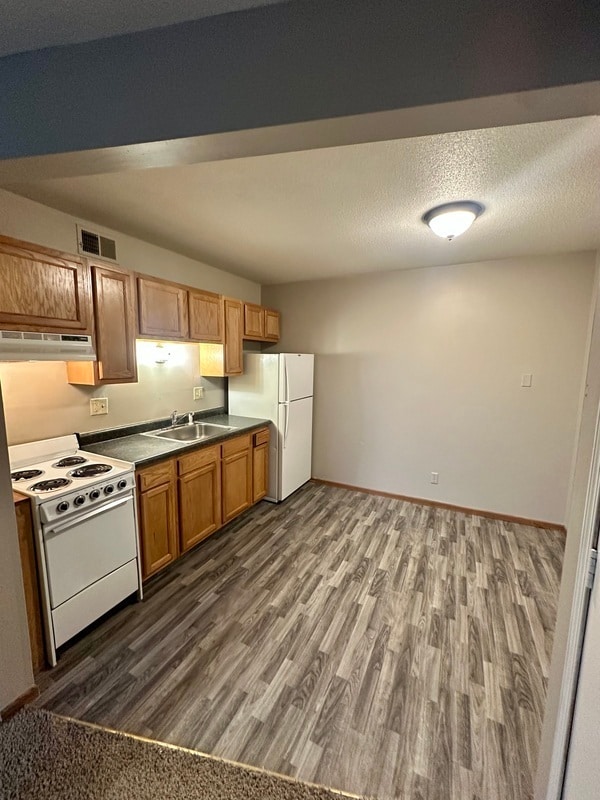 Building Photo - 1450 Meadowview Dr