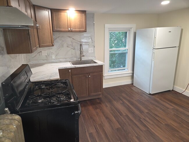 Building Photo - 20 Chilcott Pl