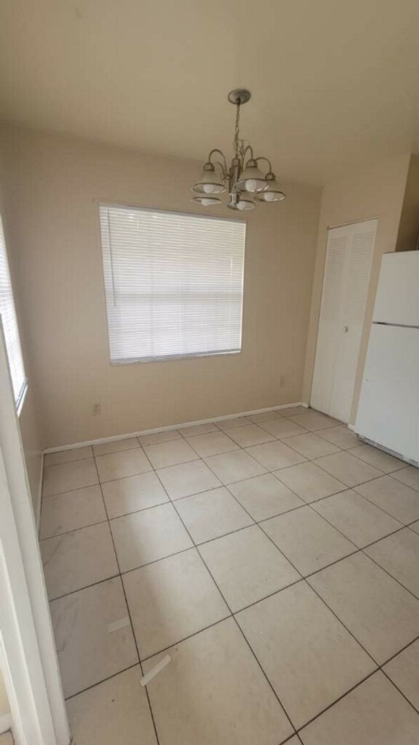 Foto del edificio - Two bedroom one and a half bathroom apartm...