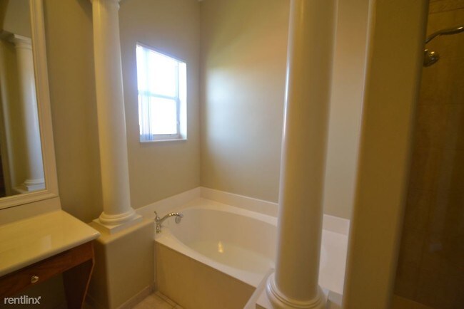 Building Photo - 3280 SW 195th Ter