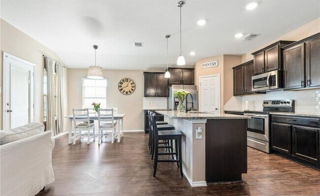 Foto del edificio - 3707 Anvil Range Rd