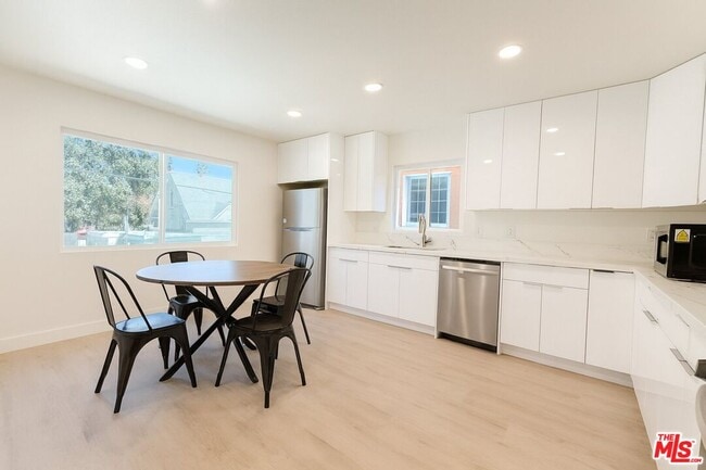 Foto del edificio - 1189 W 36th Pl