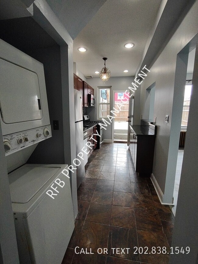 Foto del edificio - Charming 3-Bedroom, 2-Bathroom End-Unit Ro...