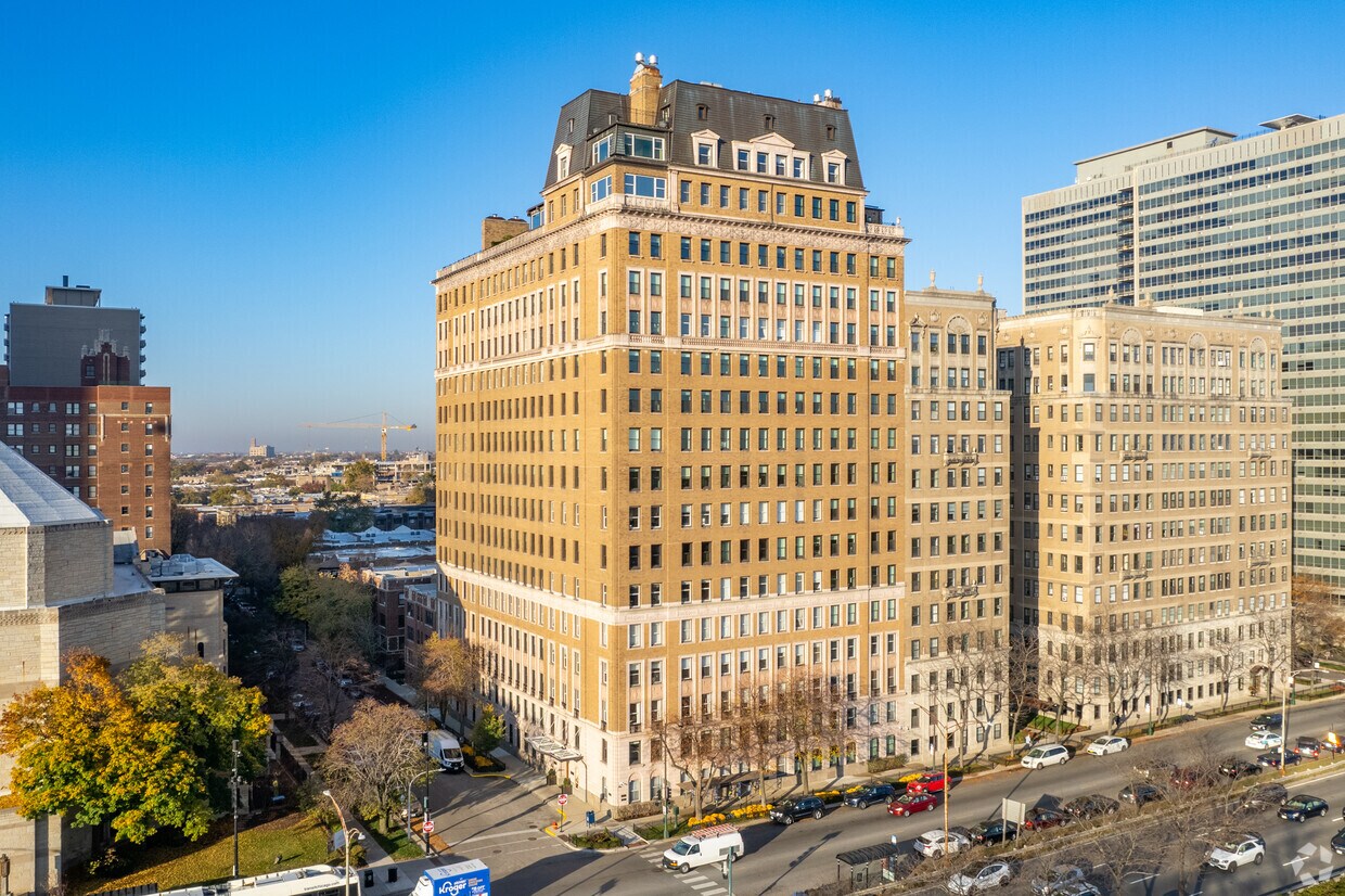 Foto principal - 3500 N Lake Shore Dr