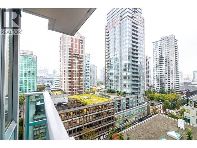 Building Photo - 833 Homer St