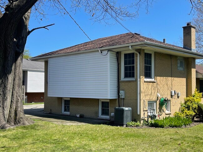 Building Photo - 1530 S Greenwood Ave