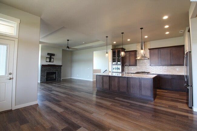 Building Photo - 4 Bed/2.5 Bath + an Office Home in Richland