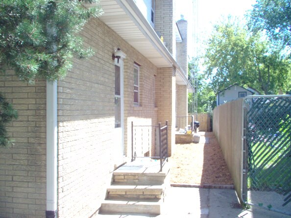  - 305 W Van Buren