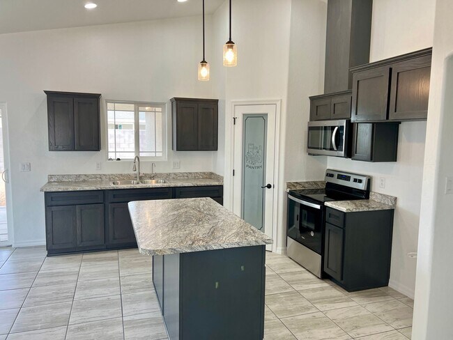 Foto del edificio - Brand New 3 bedroom home with 2 car garage