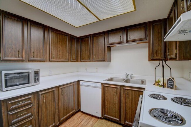 Foto del edificio - 931 Country Club Dr SE