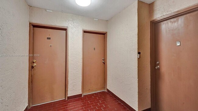 Foto del edificio - 6955 NW 186th St