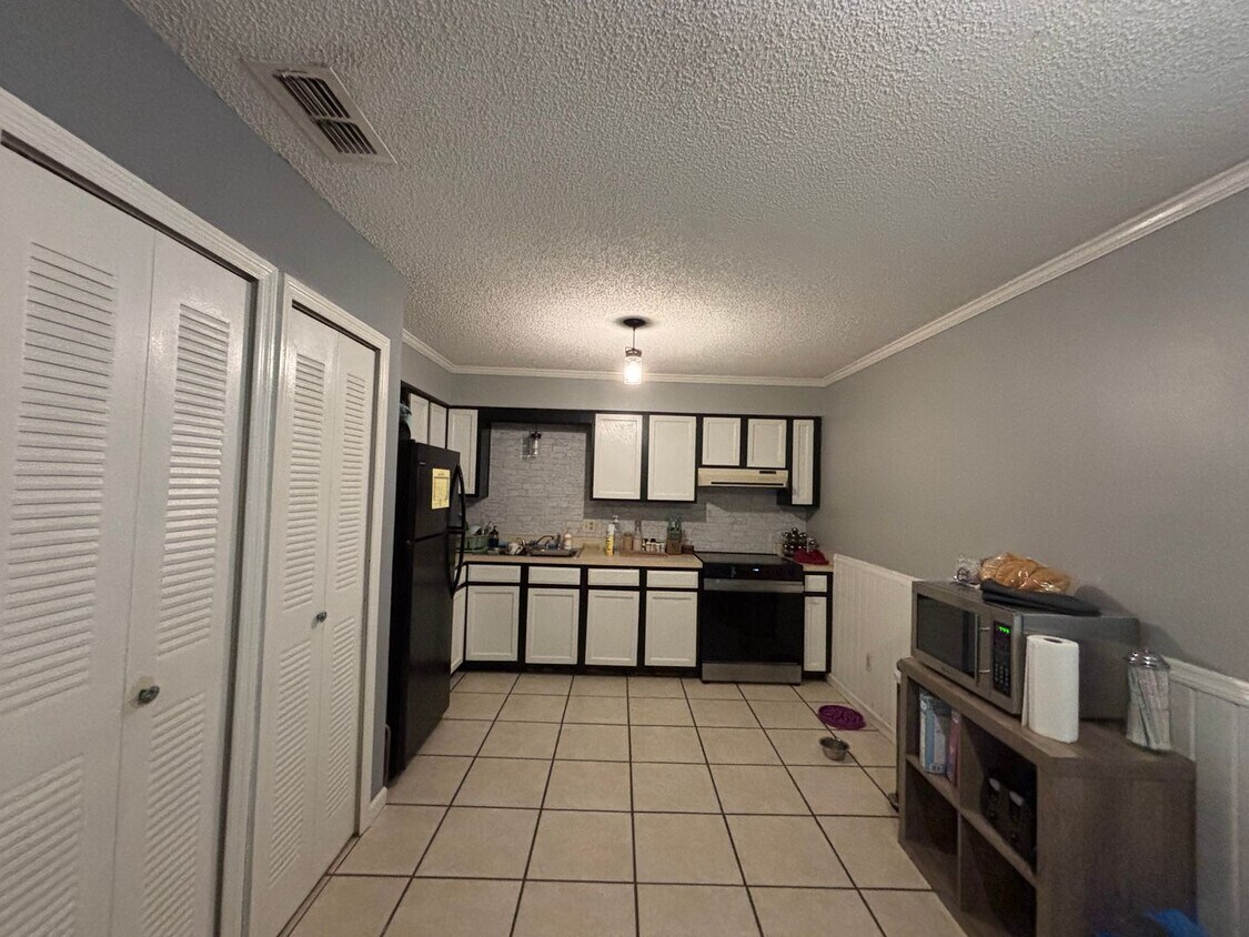 Building Photo - Deltona Lakes, Quaint 3 bed 1 bath