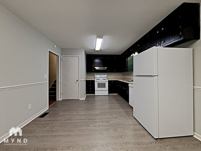 Building Photo - 2624 Garry St