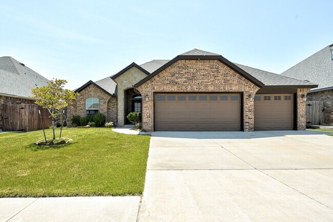 Foto del edificio - Stunning 4-Bedroom Home with 3-Car Garage ...