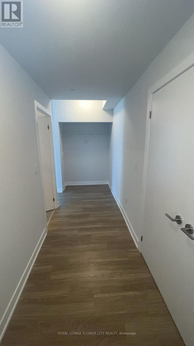 Photo du bâtiment - 430-3430 Square One Dr