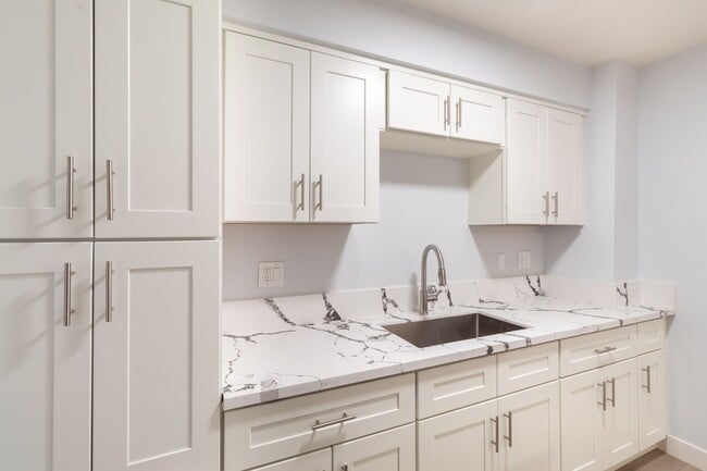 Building Photo - 811 Gardenia Ave