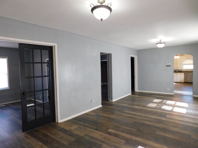 Building Photo - Beautiful 2 bedroom (possible 3)/1 bathroo...