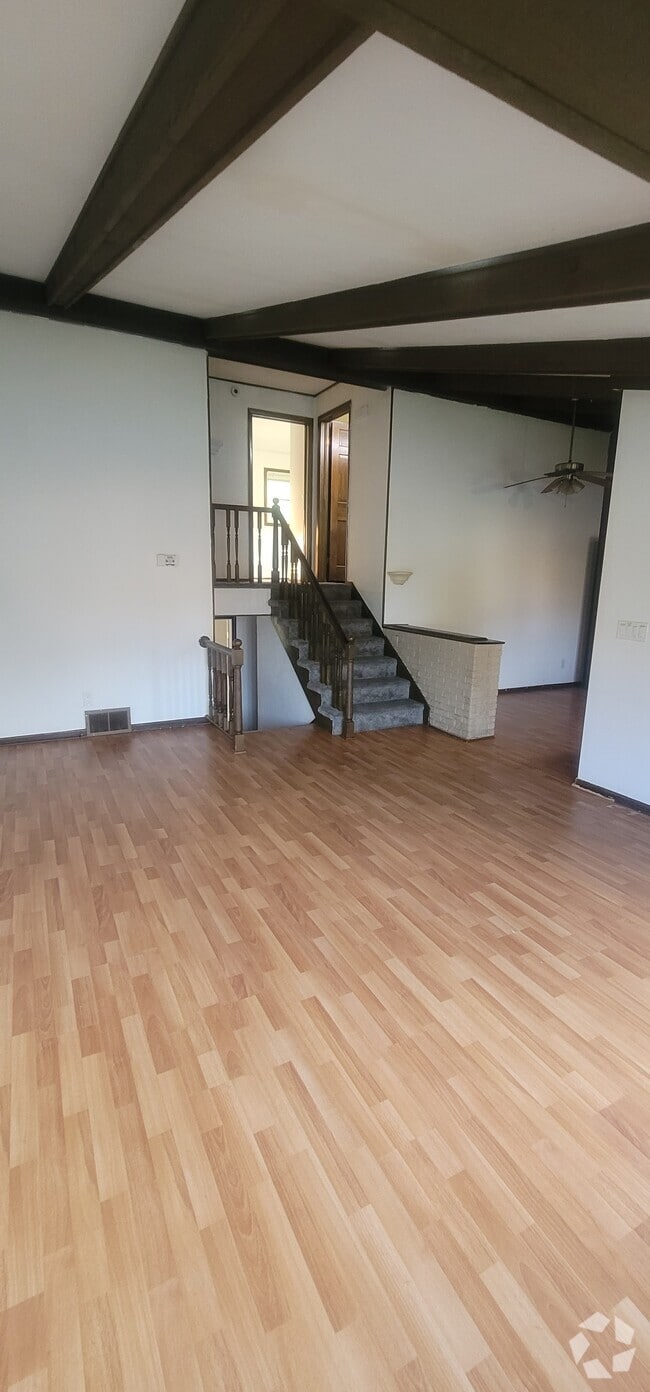 Building Photo - 1213 E Airport Rd