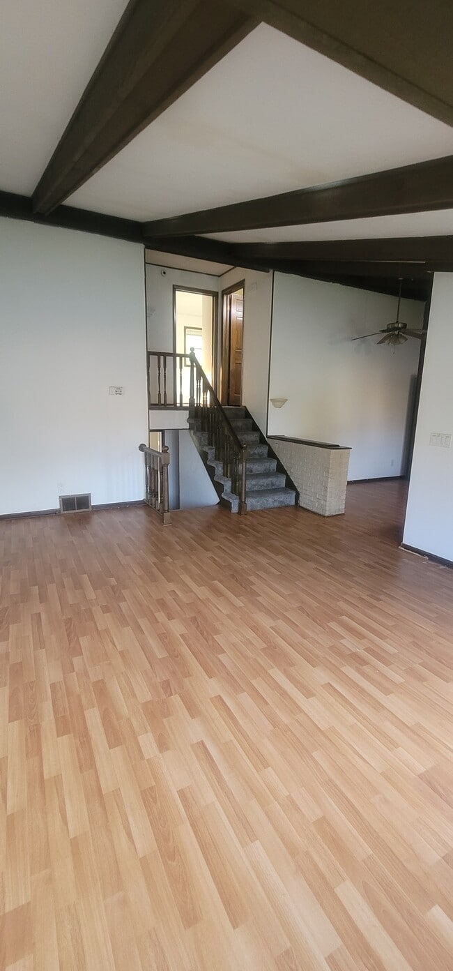 Building Photo - 1213 E Airport Rd