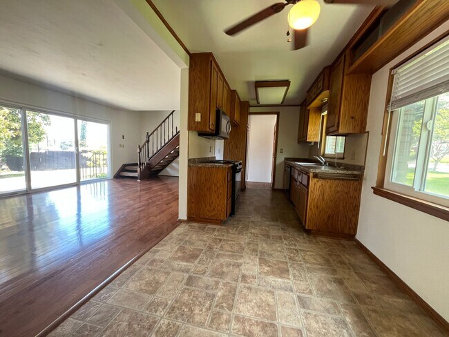 Building Photo - Two-Story 5-Bedroom House Available in Red...