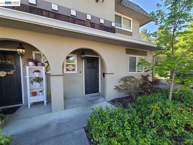 Building Photo - 749 Palomino Dr