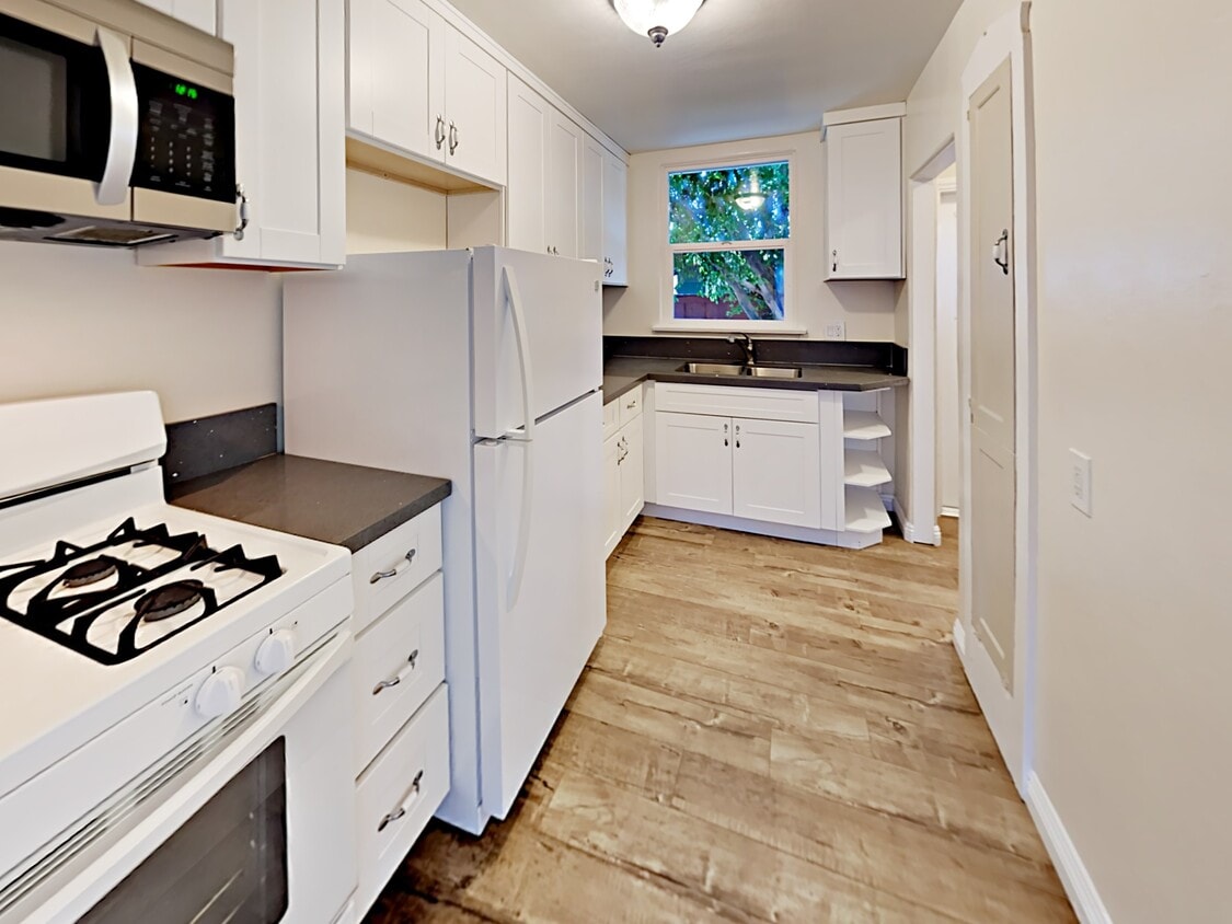 Primary Photo - 4671 Edgeware Rd