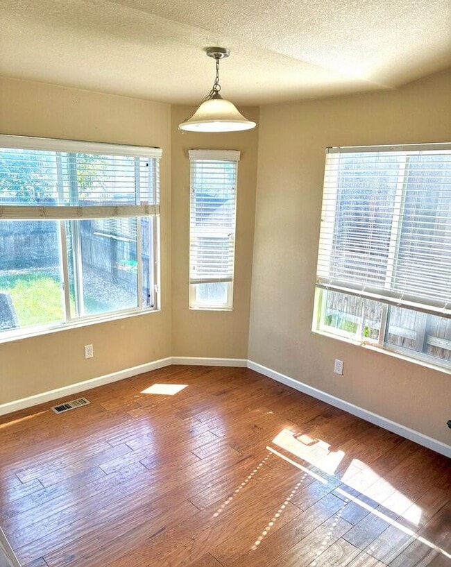 Building Photo - Ranch style home with 3 bed 2 bath and ove...