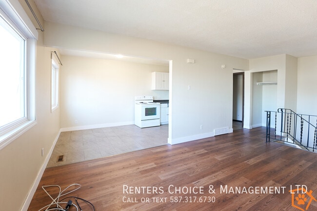 Building Photo - Conveniently Located Pet Friendly 4-Plex Unit