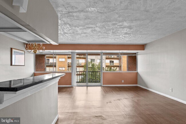 Building Photo - 5801 Quantrell Ave