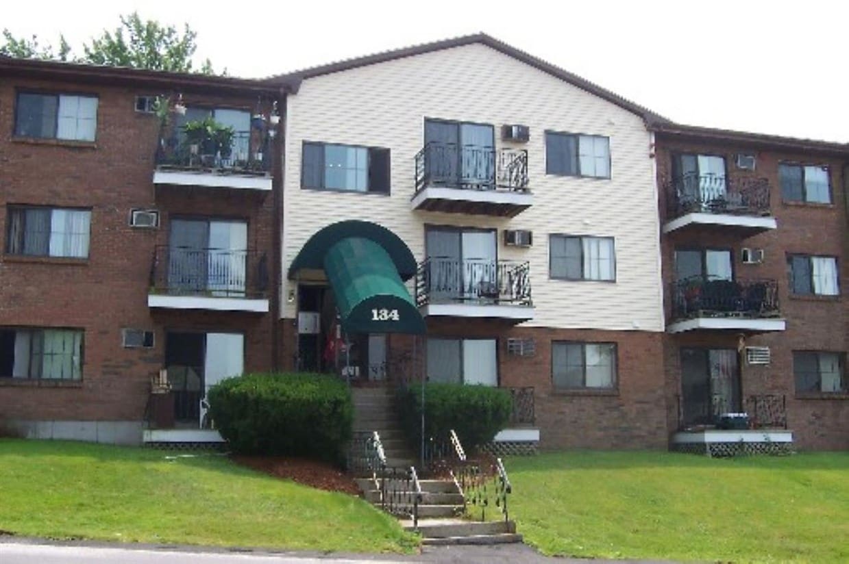 134 Mammoth Rd Unit 21, Hooksett, NH 03106 Room for Rent in Hooksett