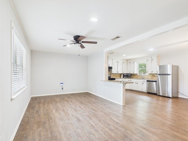 Foto del edificio - Comfortable 3-Bedroom Home with Modern Finishes