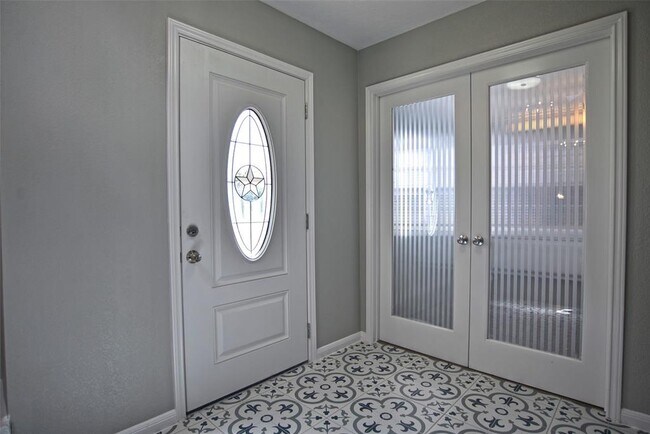 Building Photo - 1802 Claiborne Dr