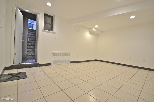 Building Photo - 101 W 69th St