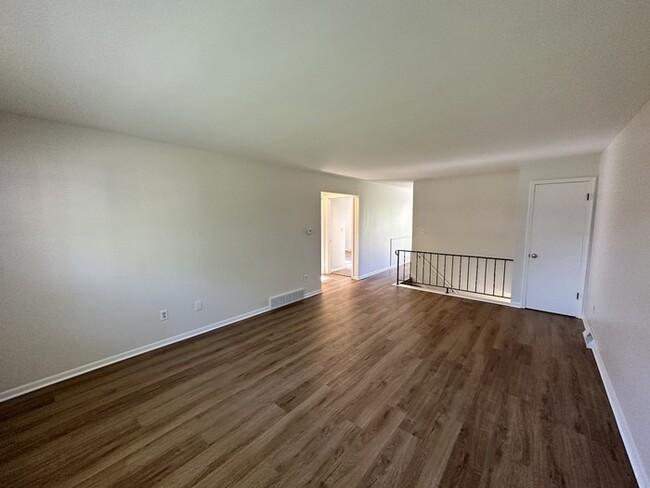 Building Photo - SE Side 3 Bedroom 2 Bathroom Fully Rehabbed