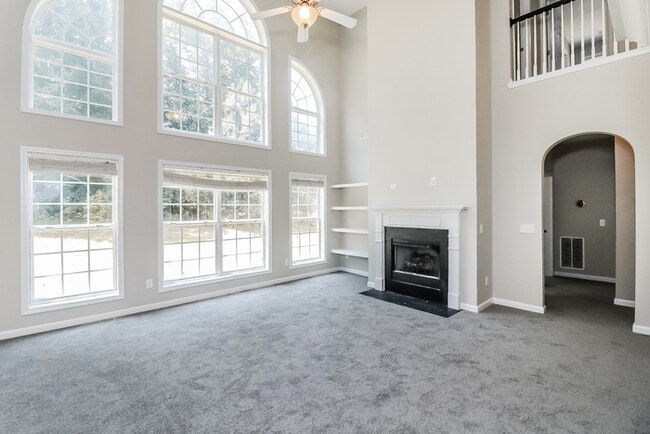 Building Photo - 5456 The Vyne Ave