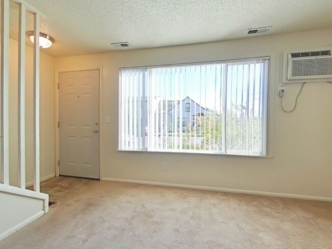 Building Photo - 3 Bedroom Apartment ~ Albany ~ Small Pet F...