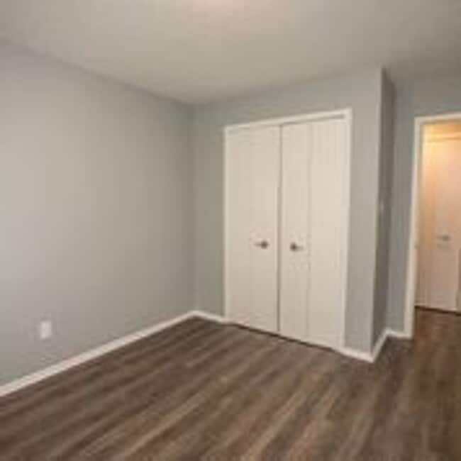 Building Photo - 2 Bedroom 1 bath - Completely renovated - Now available