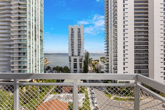 Building Photo - 2 br, 2 bath Condo - 404 NE 27th St